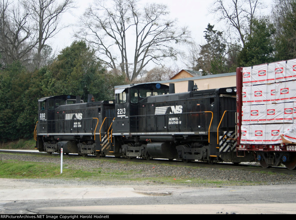 NS 2212 & 2213 shove a cut of cars into Glenwood Yard